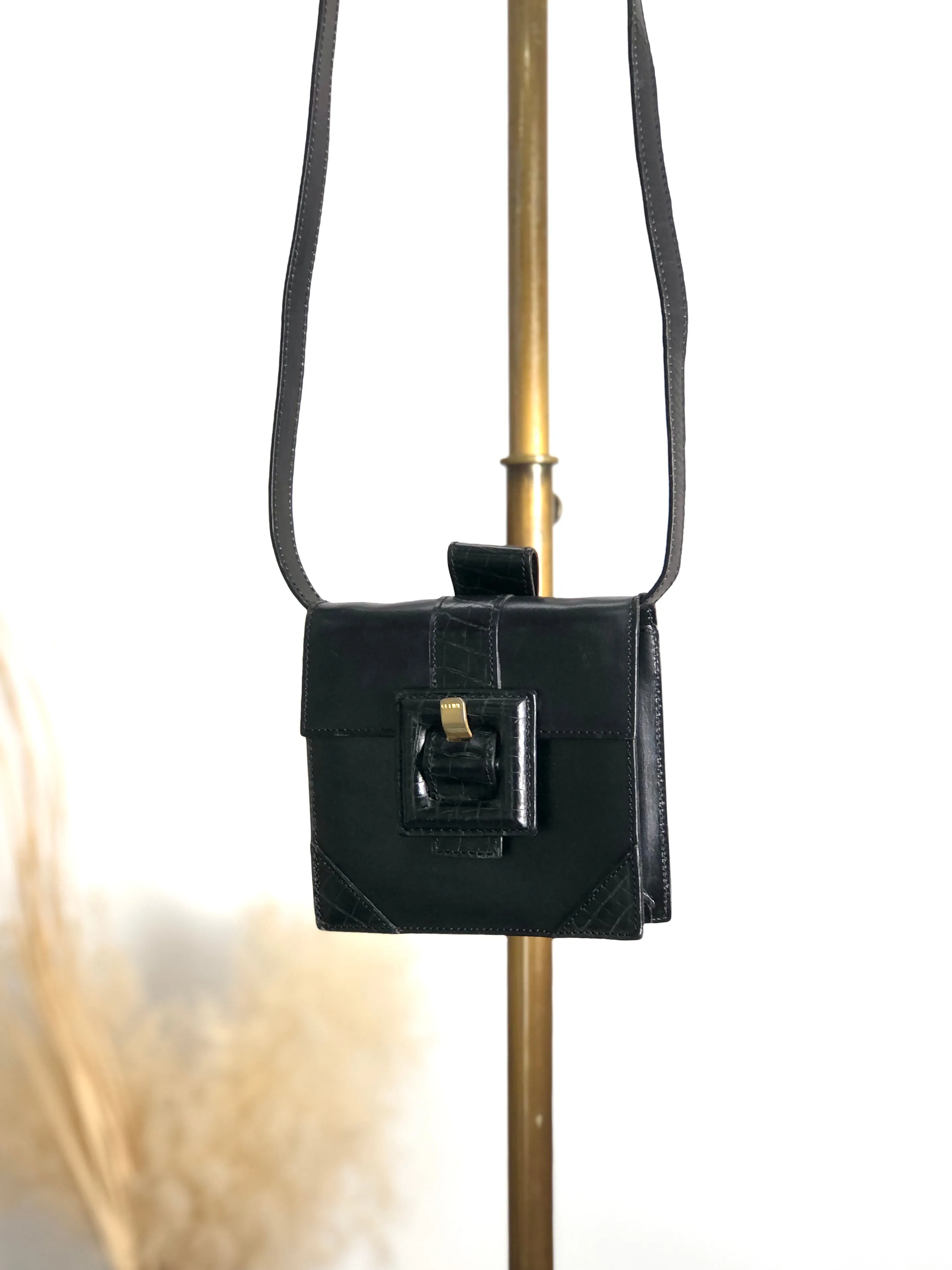 CELINE Front Buckle Leather Shoulder bag Black Vintage m4ezj3