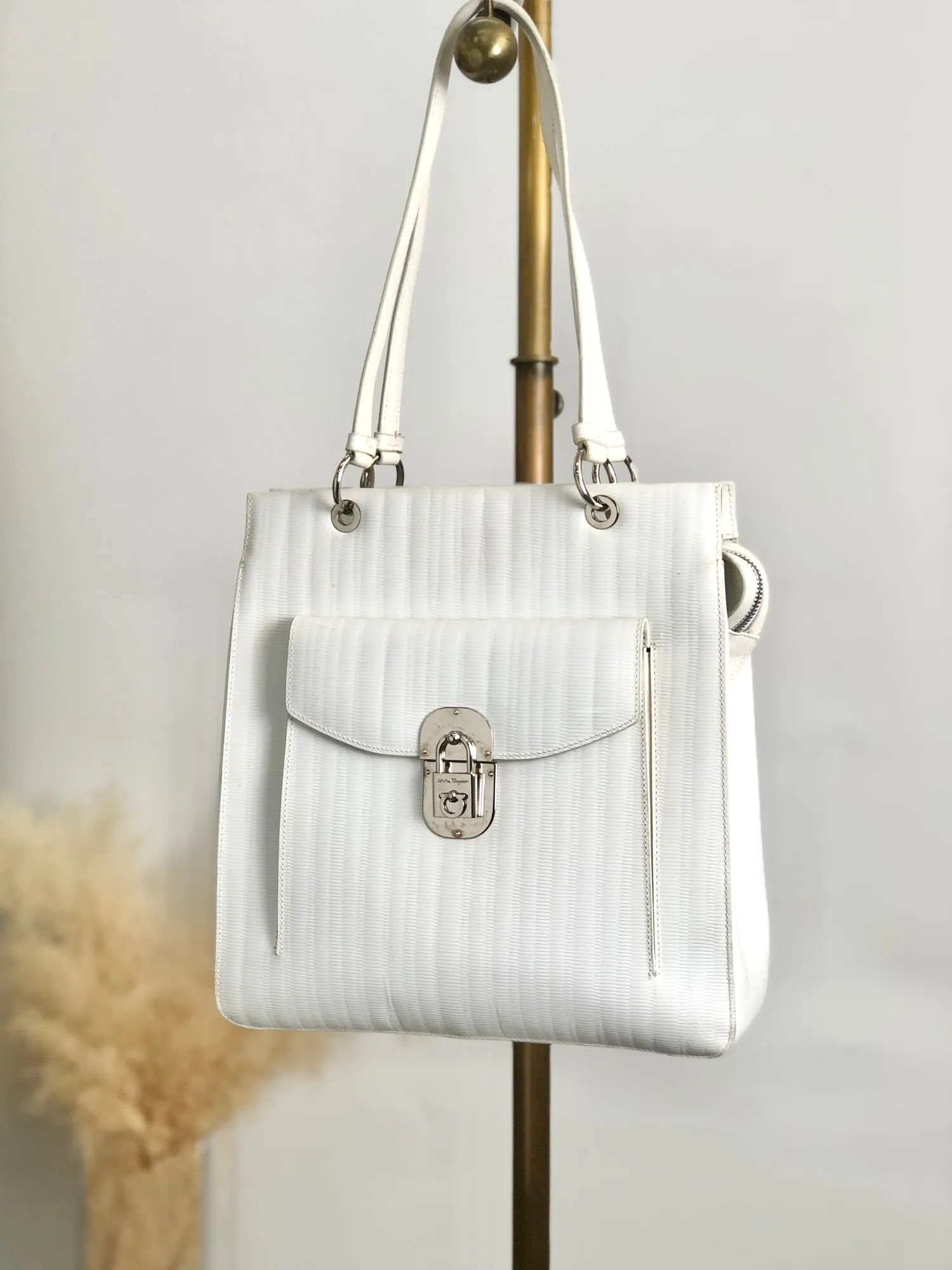 Salvatore Ferragamo Gancini Padlock Shoulder bag White Vintage 7g4vvu